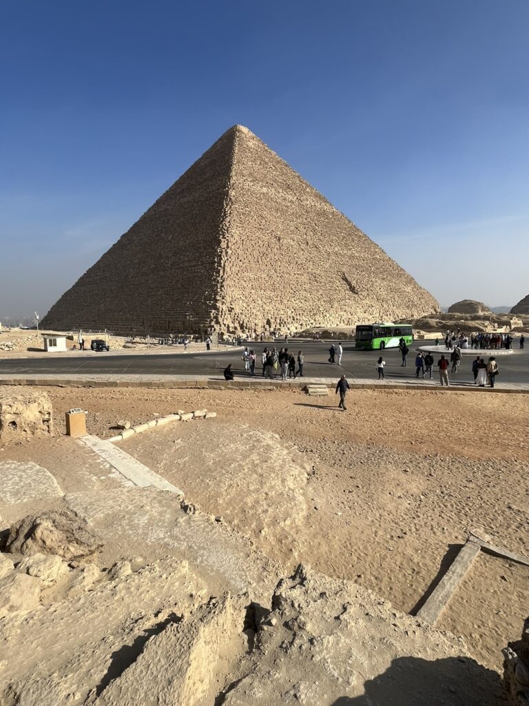 Arrive at the gates by 7:00 AM to enter as soon as they open. Most tour buses arrive after 9:00 AM.